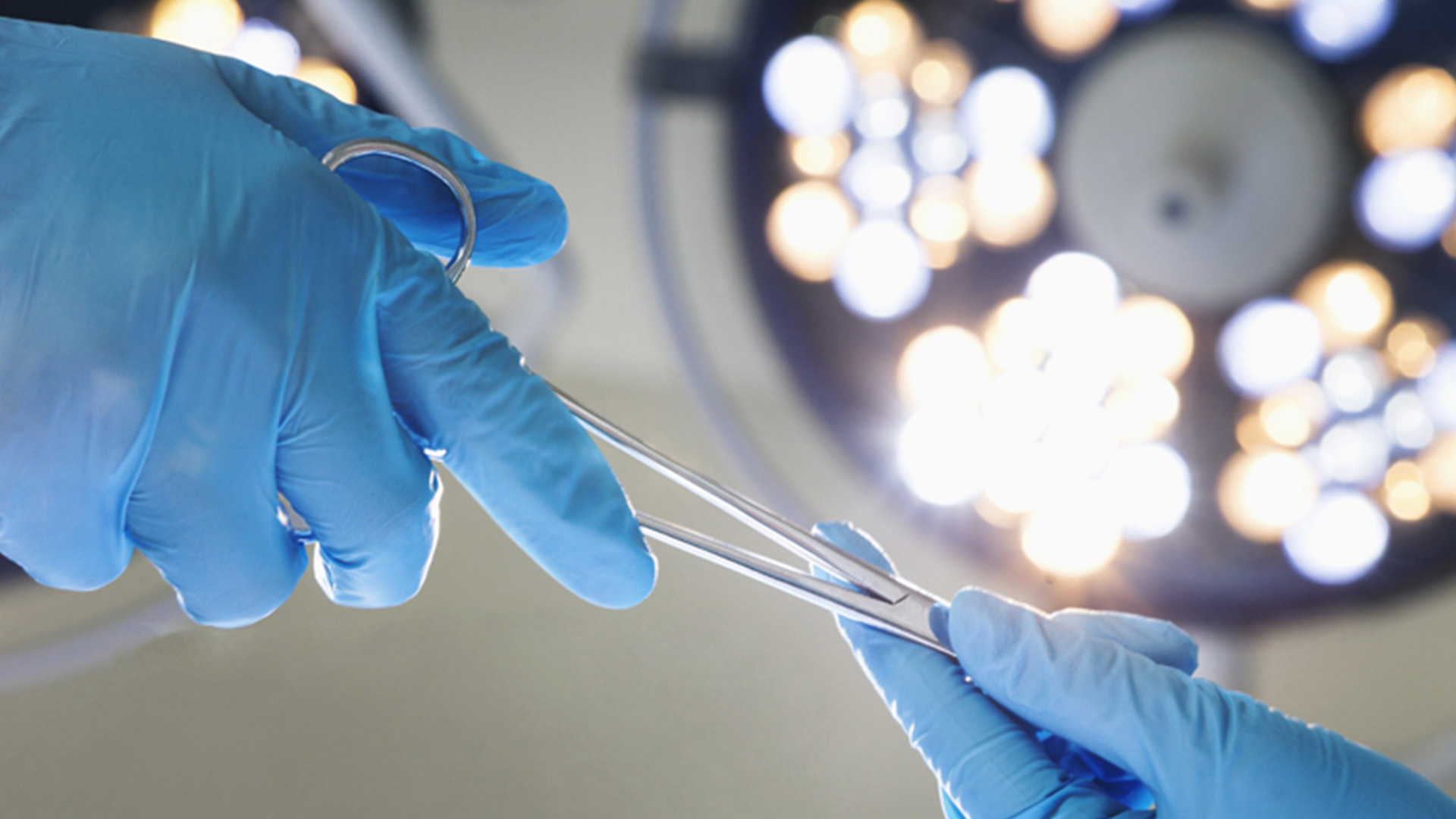 Bild Op-Assistenz reicht Besteck